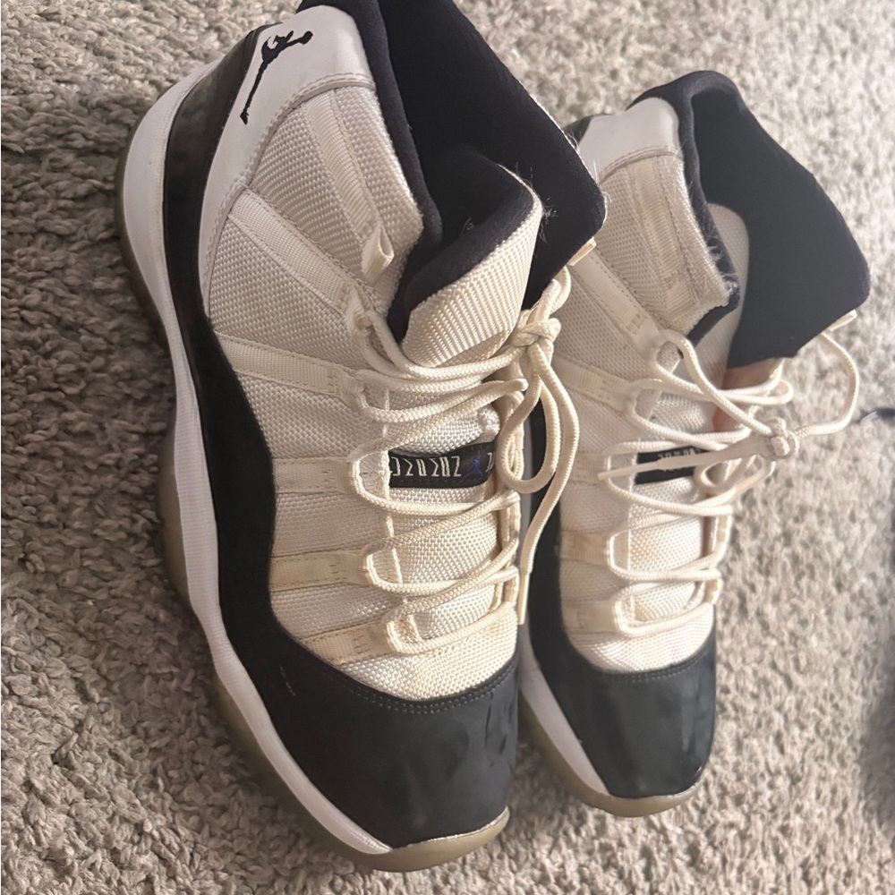 Jordan Women’s white and Black Retro Basketball Shoes- Jordan 11 concord